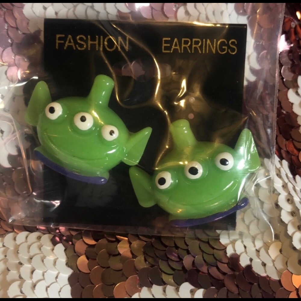 Buzz light year Aliens earrings/Glow in the dark Especial edition//🟢🟢